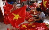 Trắng đêm may cờ Tổ quốc, in băng rôn phục vụ người hâm mộ bóng đá Việt Nam